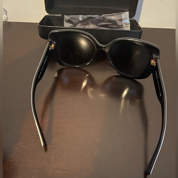 Versace sunglasses. - Picture 5 of 6